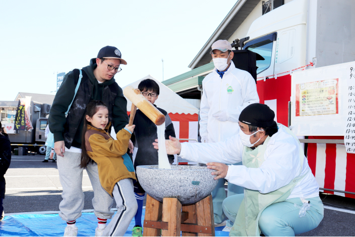 親子で餅つき体験
