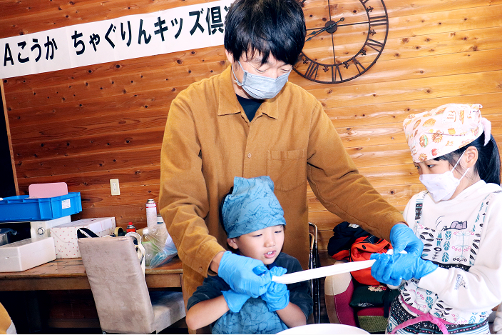 ストリングチーズを作る参加者親子