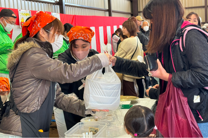 感謝祭で来場者にカレーを振る舞う職員