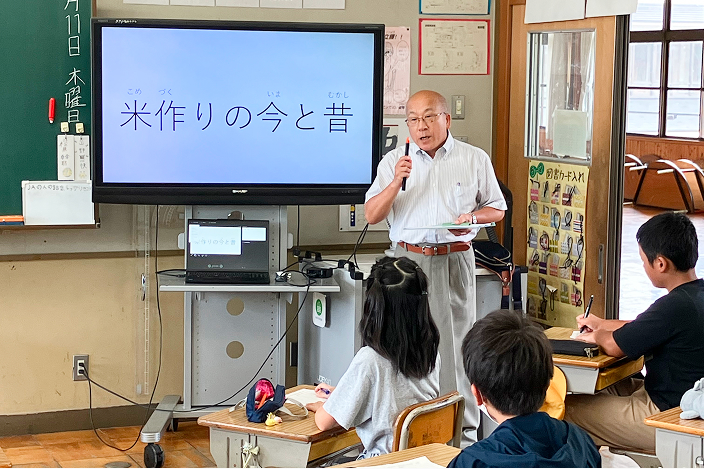 米づくりの今昔を伝えるJA理事