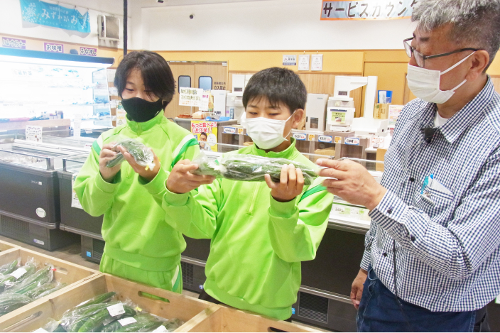 農産物について説明をうける生徒ら